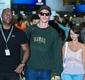 
                  Sem Bruna Marquezine, Shawn Mendes dá show no aeroporto do Rio