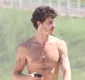 
                  Sem Bruna Marquezine, Shawn Mendes é flagrado sem camisa na praia