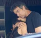 
                  Tadeu Schmidt surge abatido após morte do irmão e ganha beijo especial