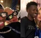
                  Vini Jr exibe sorrisos com Virginia após climão em festa