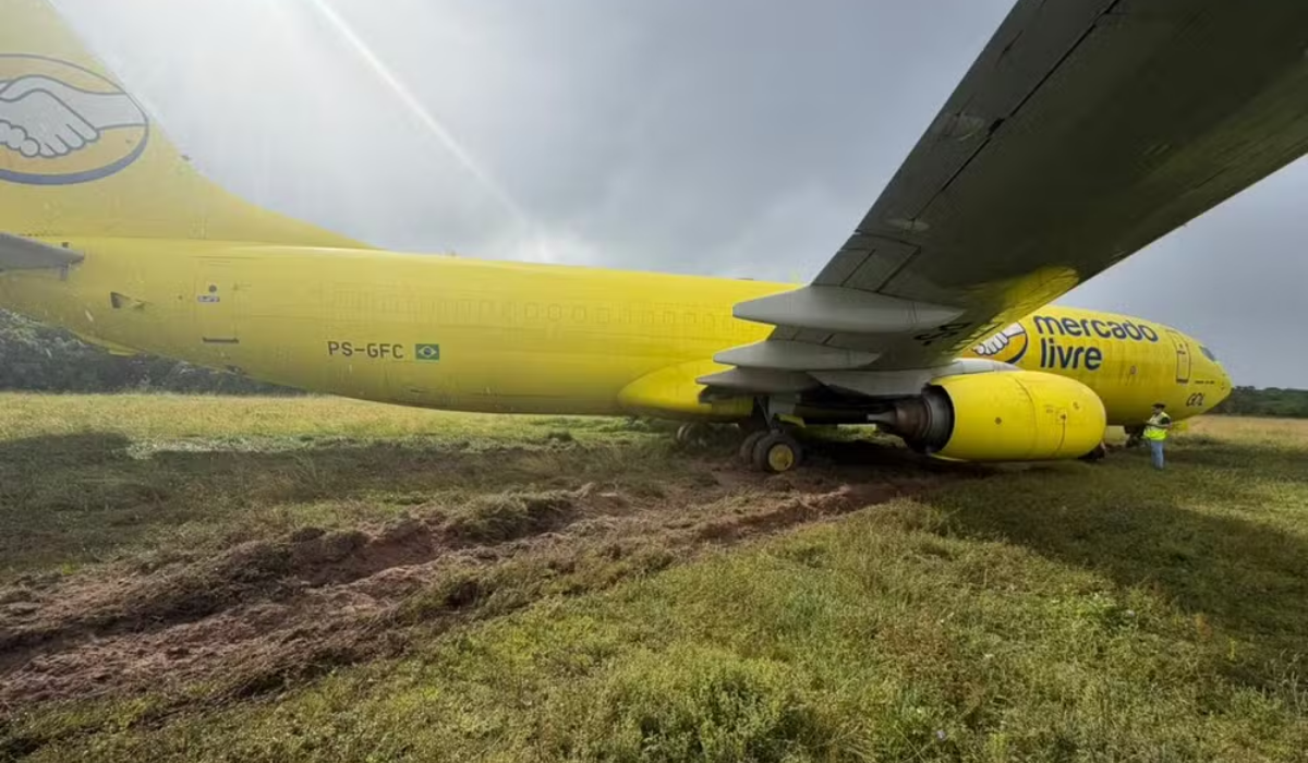 Avião sai da pista após aterrissagem no aeroporto de Salvador