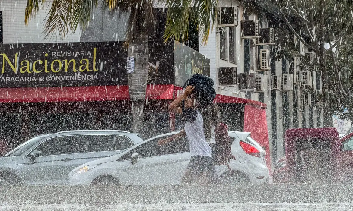 DF e 10 estados têm alerta laranja de chuva neste sábado ---- teste mw