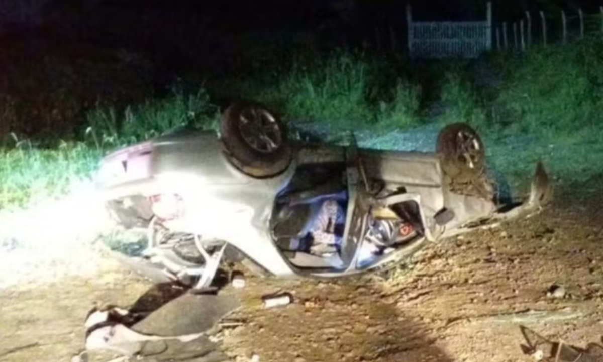 Mulher morre após carro capotar na Bahia; três ficaram feridos