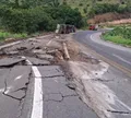 Caminhão com pedras tomba e destrói asfalto da BR-101