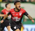 Jogador do Athletico-PR é condenado a 13 anos de prisão por estupros