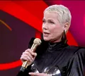 Xuxa quebra protocolo e manda indireta para Mara Maravilha ao vivo