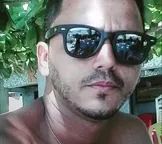 Homem morre e dois ficam feridos após ataque a tiros em bar na Bahia