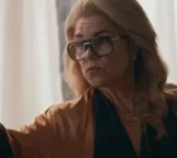 Quem Ama Cuida: Pilar é atormentada por ameaça de segredo do passado