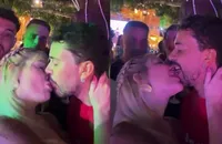 Carlinhos Maia surge com nova affair e dá beijão no Rancho; VÍDEO