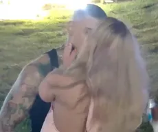 Anderson Neiff causa com beijo e mão boba em Mini Gabys no 'Rancho'