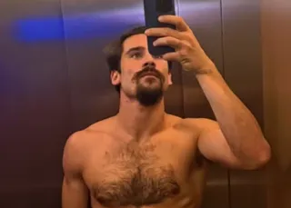 Nicolas Prattes exibe corpão e causa alvoroço na web: 'Papai está on'