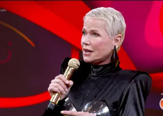 Xuxa quebra protocolo e manda indireta para Mara Maravilha ao vivo
