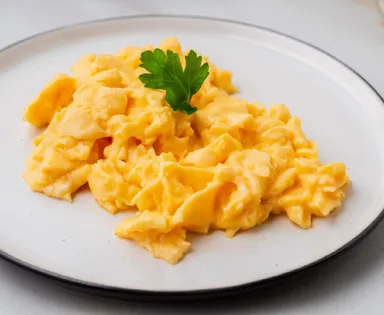 Ovo mexido estilo nuvem: o segredo do café da manhã super cremoso pronto em poucos minutos