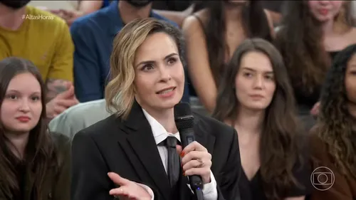 
					Ana Paula Renault cai no choro e revela por que não quis ver o BBB 26
				
				