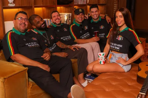 
					Anitta surge com camisa da Grande Rio antes de anúncio como rainha
				
				