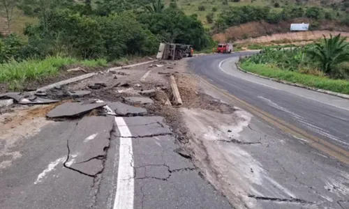 
					Caminhão com pedras tomba e destrói asfalto da BR-101
				
				
