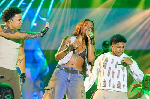 
					FIB 2026: Ludmilla interrompe show para autografar itens raros de fã
				
				