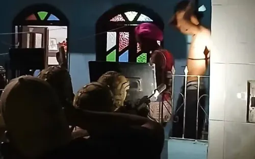 
					Família é feita refém após ter casa invadida em Salvador
				
				