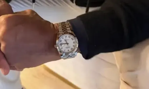 
					Pai de Neymar fica chocado com 'mimos' de R$ 1 milhão; veja presentes
				
				