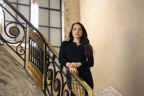 
					Quem Ama Cuida: Adriana não segura e destrói dia de Bruna; entenda
				
				