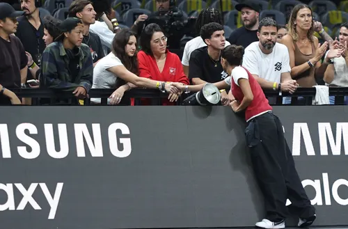 
					Rayssa Leal comemora vitória com namorada no Maracanãzinho; FOTOS
				
				
