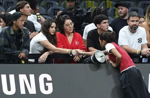 
					Rayssa Leal comemora vitória com namorada no Maracanãzinho; FOTOS
				
				