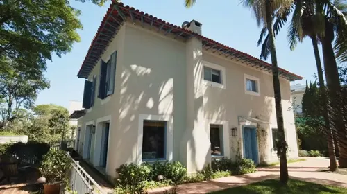 
					Vivendo em 'muquifo' em Quem Ama Cuida, Chay Suede tem mansão luxuosa
				
				