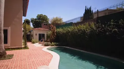 
					Vivendo em 'muquifo' em Quem Ama Cuida, Chay Suede tem mansão luxuosa
				
				