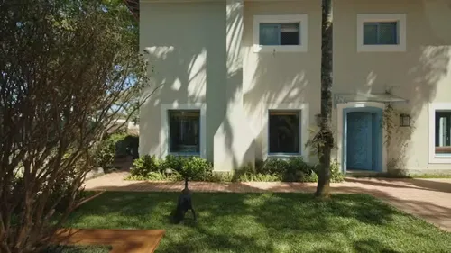 
					Vivendo em 'muquifo' em Quem Ama Cuida, Chay Suede tem mansão luxuosa
				
				