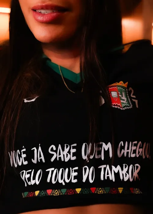 
					Anitta surge com camisa da Grande Rio antes de anúncio como rainha
				
				
