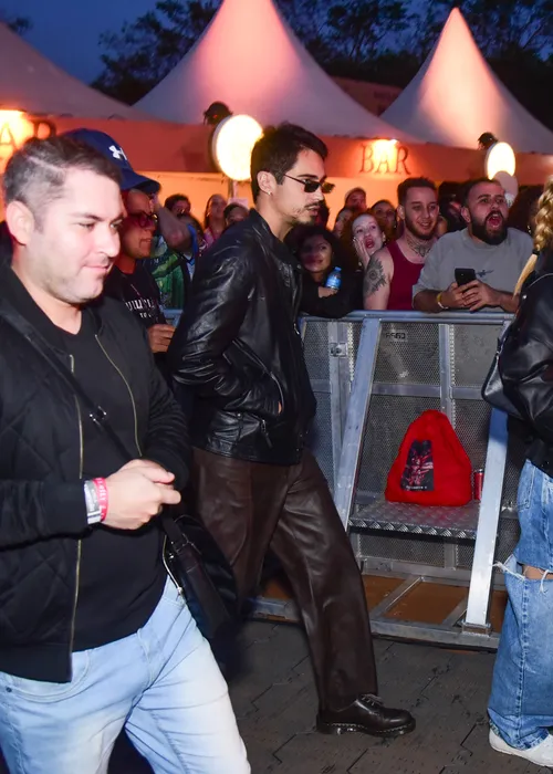 
					Danilo Mesquita evita fotos em show de Anitta após rumores de affair
				
				
