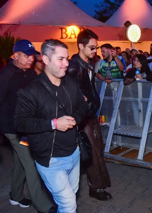 
					Danilo Mesquita evita fotos em show de Anitta após rumores de affair
				
				