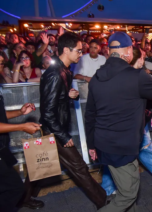 
					Danilo Mesquita evita fotos em show de Anitta após rumores de affair
				
				