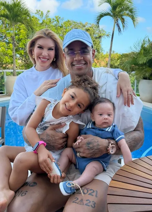 
					Lore Improta homenageia Léo Santana, e tamanho de Levi surpreende
				
				