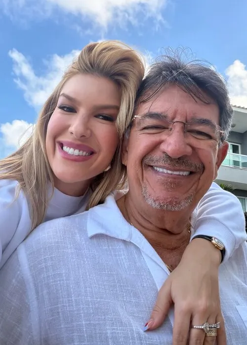 
					Lore Improta homenageia Léo Santana, e tamanho de Levi surpreende
				
				
