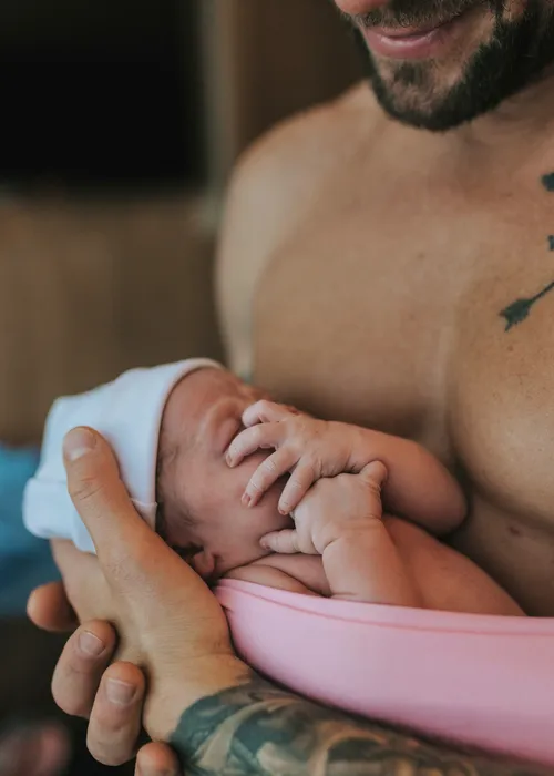 
					Paula Amorim e Breno Simões mostram rosto da filha pela 1ª vez; FOTOS
				
				