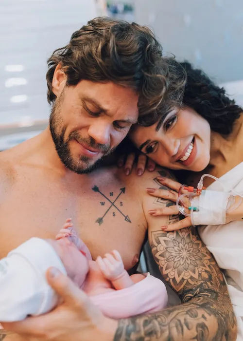 
					Paula Amorim e Breno Simões mostram rosto da filha pela 1ª vez; FOTOS
				
				