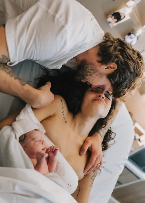 
					Paula Amorim e Breno Simões mostram rosto da filha pela 1ª vez; FOTOS
				
				