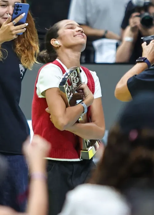 
					Rayssa Leal comemora vitória com namorada no Maracanãzinho; FOTOS
				
				