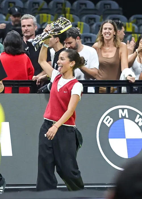 
					Rayssa Leal comemora vitória com namorada no Maracanãzinho; FOTOS
				
				