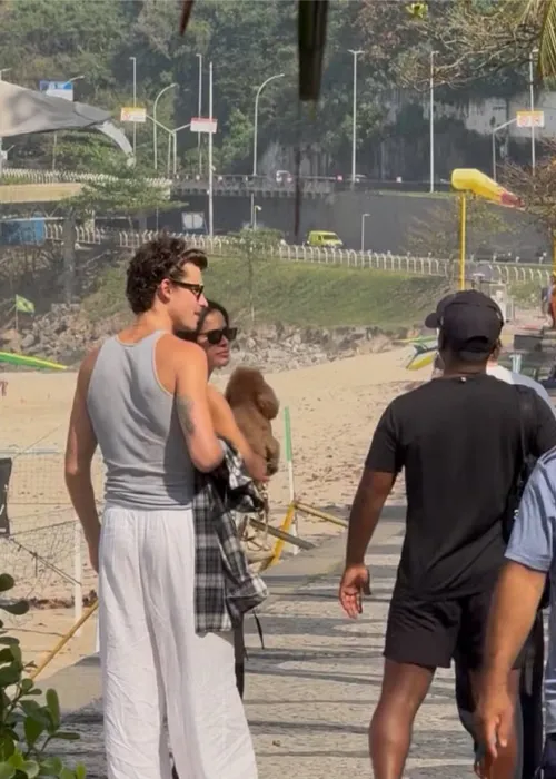 
					Shawn Mendes festeja 28 anos no Rio com Bruna Marquezine
				
				