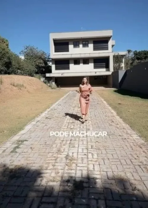 
					Tour inédito traz imagens da mansão de Virginia e Zé Felipe à venda
				
				