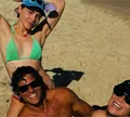 Estrelas de 'Quem Ama Cuida' curtem domingo juntinhos em praia; veja
