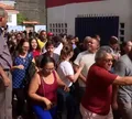 Eleições 2026: vídeo mostra 'empurra-empurra' de eleitores para entrar em escola em Salvador