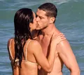 José Loreto e Fernanda Marques sobem a temperatura e curtem praia aos beijos