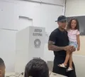 Léo Santana vota acompanhado da filha Liz em Salvador: 'Papel de cidadão'