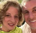 Mãe de Luciano Huck faz rara aparição e revela fuga do filho após ameaça de morte; saiba quem é Marta Dora Grostein