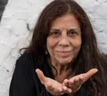 Maria Gladys volta a trabalhar aos 86 anos, mas admite: 'Gosto de ficar no bar'
