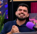 Podcast De Hoje a Oito com Kadu Brandão completa 2 anos e se consolida como referência em entretenimento no Brasil