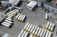 Imagens de drone mostram ônibus parados durante a tarde deste domingo em garagens de Salvador